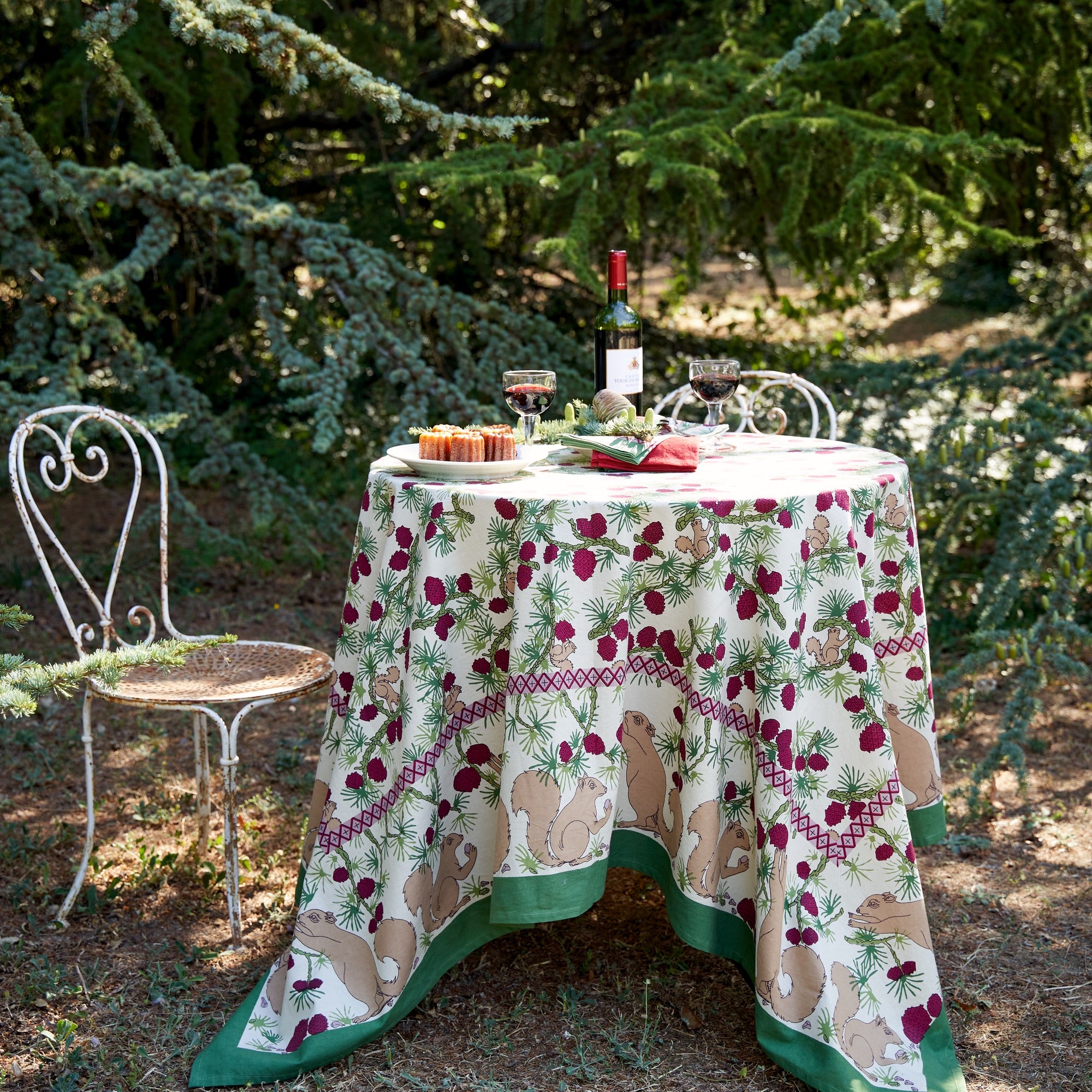 Square tablecloth without napkins with pine cone design